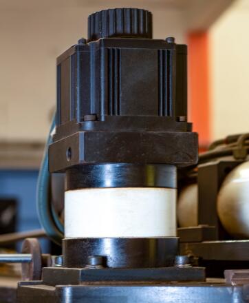 日立3吨货梯电机功率，日立3吨货梯电机的规格和功率